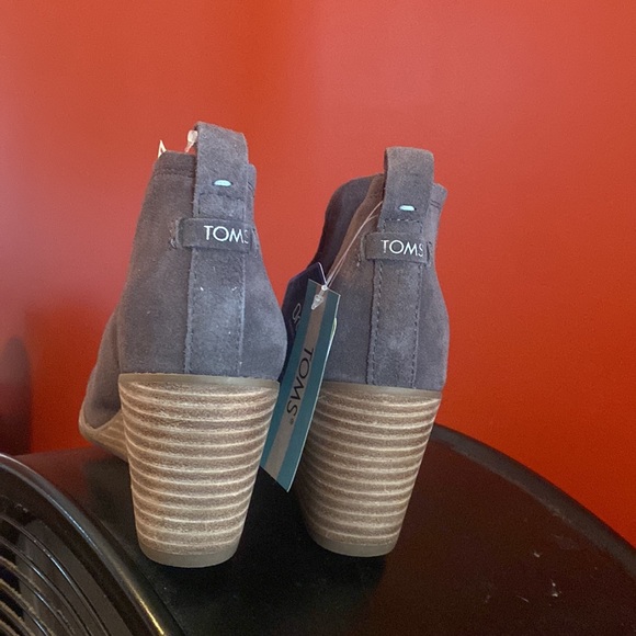 Women’s 7 1/2 gray suede Tom’s ankle boots - Picture 2 of 5